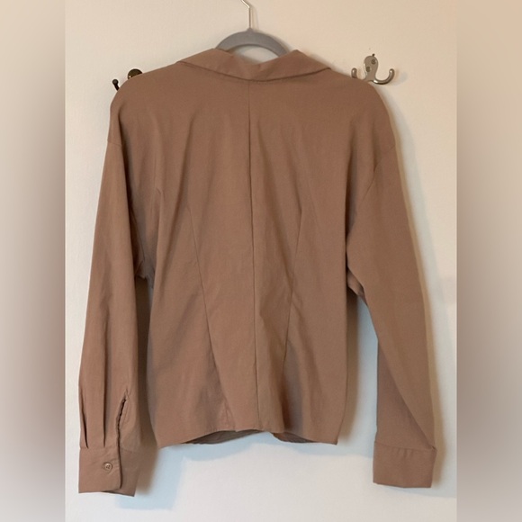 Zara Shirt With twist and Cut Out Detail, size Medium. Taupe 2143/259 Retail:$50 - Picture 6 of 8